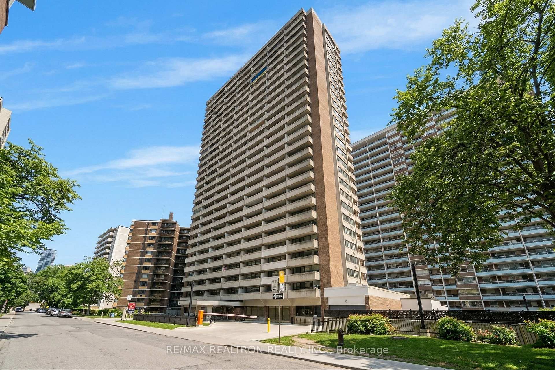 404 - 664 Spadina Avenue